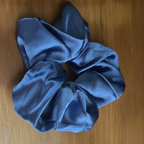 Blue scrunchie - Picture 3 of 3
